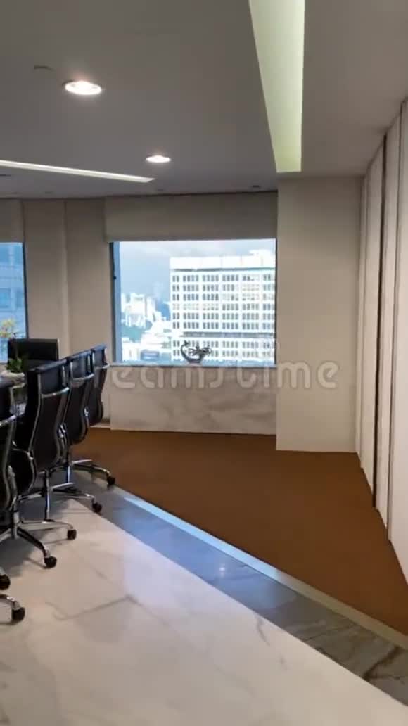 配有现代家具的办公室会议室视频的预览图