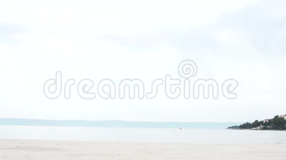 幸福的一家人周末在海边的白沙上度过年轻父母夫妻和三个孩子视频的预览图