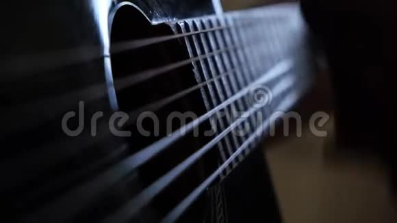 男人的手黑色吉他的特写概念音乐课的概念视频的预览图