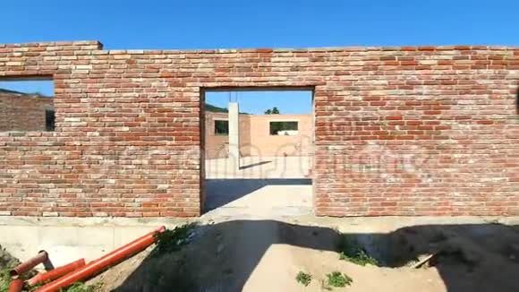 红砖砌筑未完成未完工的房子里的房间视频的预览图