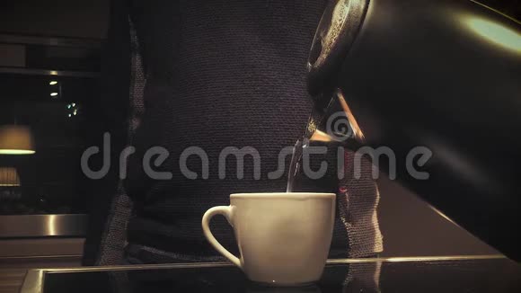 水倒进茶杯里视频的预览图
