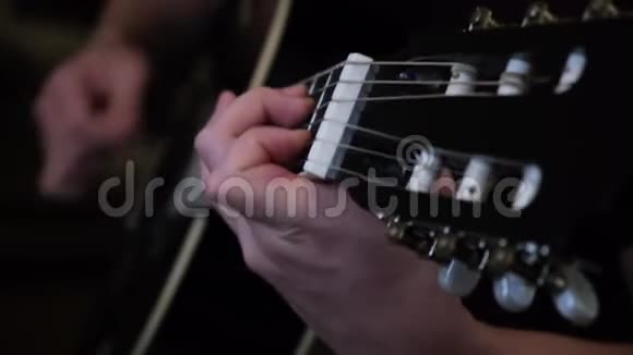 男子演奏黑声吉他练习的特写概念音乐和艺术的概念视频的预览图