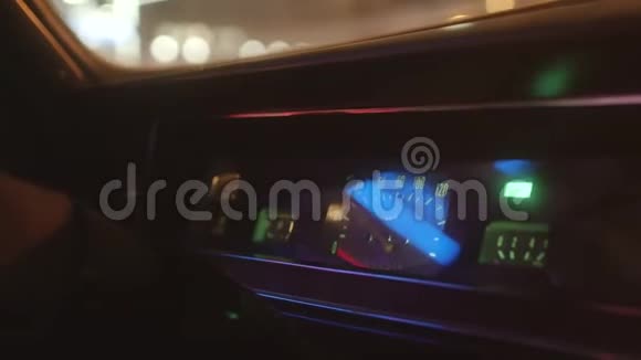 俄罗斯旧汽车内部仪表板的特写库存录像复古车及其内饰视频的预览图