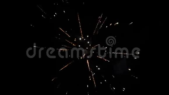 除夕焰火庆祝活动夜空中闪耀着带着波克灯的烟花焰火表演视频的预览图