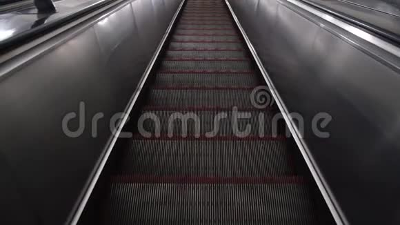 在地下移动的电动扶梯上的楼梯特写概念大城市的交通视频的预览图
