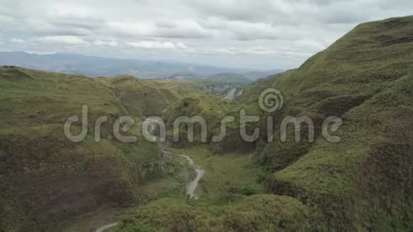 菲律宾山区省皮纳图博山峡中的道路从上面可以看到山地景观视频的预览图