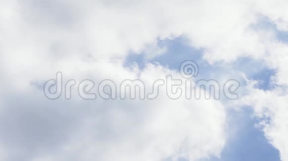 底观蓝天背景和白云美丽的夏日自然行动美丽明亮的天空视频的预览图