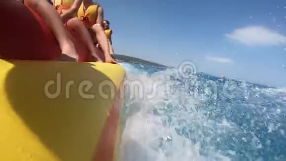 快乐的人在海边玩水上景点视频的预览图