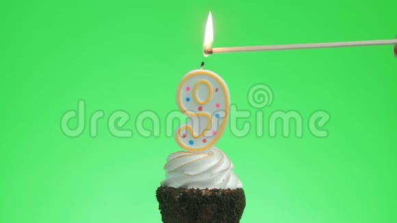 在美味的杯子蛋糕上点燃九号生日蜡烛绿色屏幕9视频的预览图