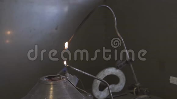 人做好带火实验室工作的准备消除化学品实验室用火进行实验为了融化视频的预览图