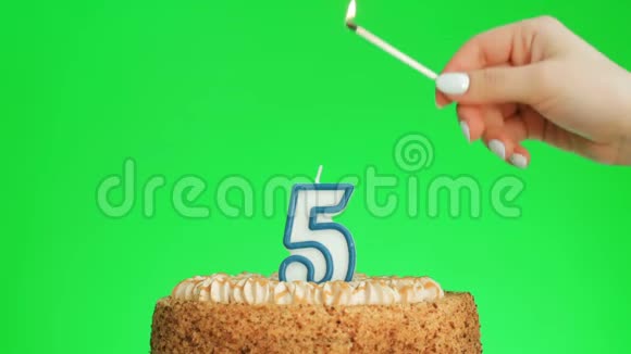 在美味的蛋糕上点燃5号生日蜡烛绿色屏幕5视频的预览图