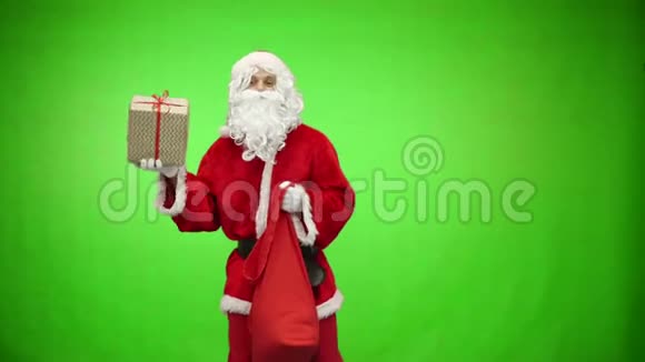 圣诞老人带着礼物在绿色背景下跳舞视频的预览图