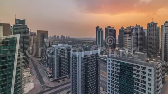 迪拜码头各种摩天大楼和塔楼的日出景观从空中时间推移视频的预览图