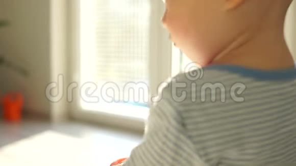 客厅里一个秃顶可爱的一岁半小婴儿的肖像孤独的宝贝快乐的童年视频的预览图