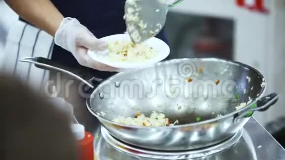 在泰国当地市场的一家街头咖啡馆里用米饭烹饪蔬菜艺术把一个准备美味的男人视频的预览图