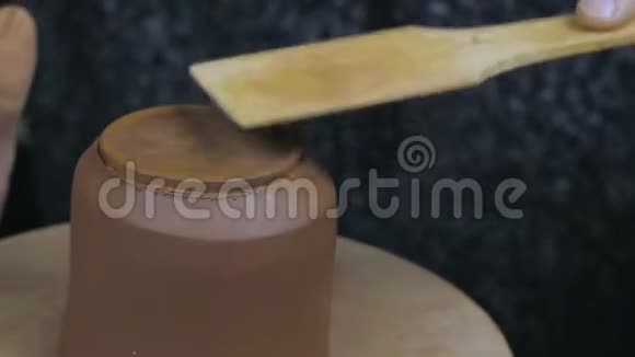 波特把壶盖扎紧手工陶土茶壶用于茶道紫陶茶壶4k录像5994fps视频的预览图