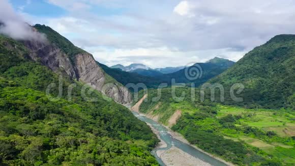 被雨林覆盖的山脉鸟瞰山峡里的河流视频的预览图