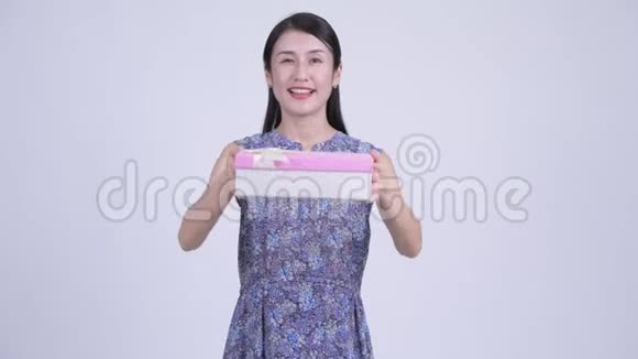快乐的亚洲孕妇送礼品盒视频的预览图