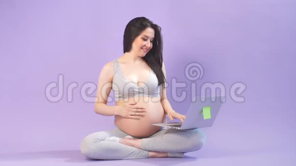 在Lotus公司工作的孕妇视频的预览图