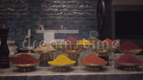 商店柜台上的金属碗里有不同种类的调味品餐桌上各种香料和草药视频的预览图