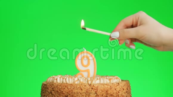 在美味的蛋糕上点燃九号生日蜡烛绿色屏幕9视频的预览图