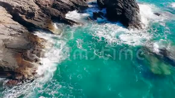 海岸上的岩石正从海上飞过视频的预览图