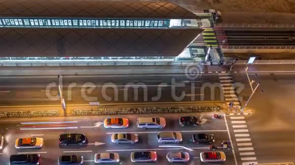 从迪拜码头的夜间时段可以看到汽车和电车站的交叉点视频的预览图