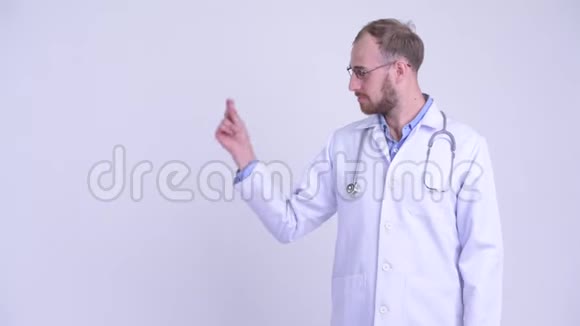 快乐的胡须男医生抓着手指露出一些东西视频的预览图