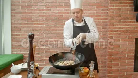 厨师准备海鲜拌沙拉视频的预览图