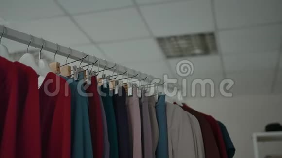 商店里铁路上的各种衣服视频的预览图