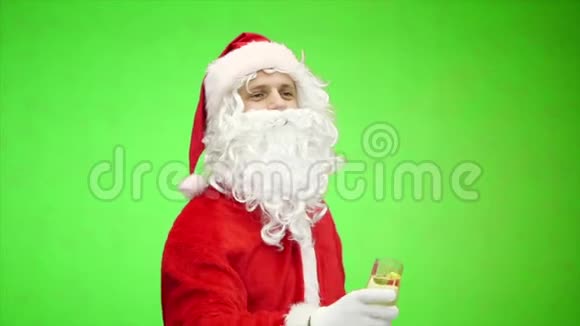 有香槟杯的圣诞老人圣诞老人拿着饮料有趣的圣诞祝酒绿色背景视频的预览图