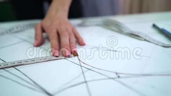 女用手用卷尺检查缝纫图案的痕迹视频的预览图