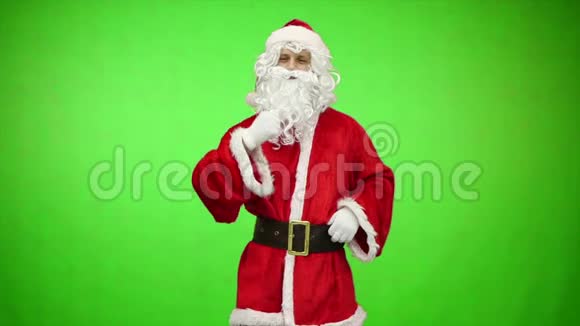 绿色背景的圣诞老人圣诞老人竖起大拇指慢动作视频的预览图