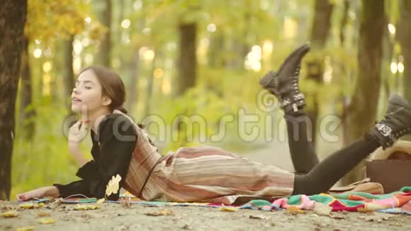 快乐的秋天浪漫的女人秋天的爱漂亮的女孩在秋天的背景下玩得很开心享受美好的周末视频的预览图