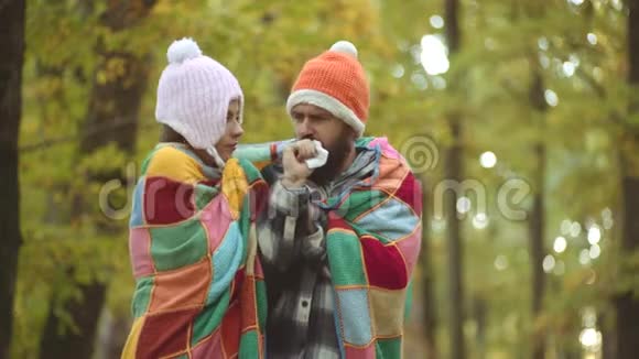 病人流鼻涕女人为秋天公园的普通感冒治病有过敏症状的男人视频的预览图