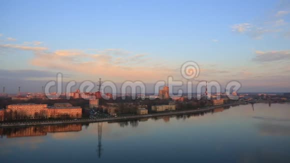 初春的圣彼德堡和涅瓦河在黎明的阳光下的景色路堤上的交通视频的预览图