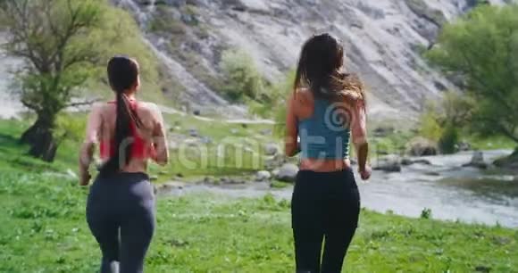 跑步的女士们在大自然的奇妙景观中与一个健康的身体一起做运动有一个视频的预览图