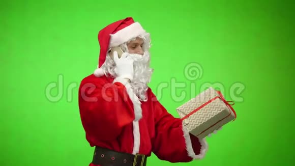 圣诞老人通过电话和拿着礼品盒说话圣诞节的概念发色团视频的预览图