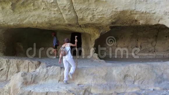 两个女旅行者女朋友参观了这个古老的洞穴城市视频的预览图