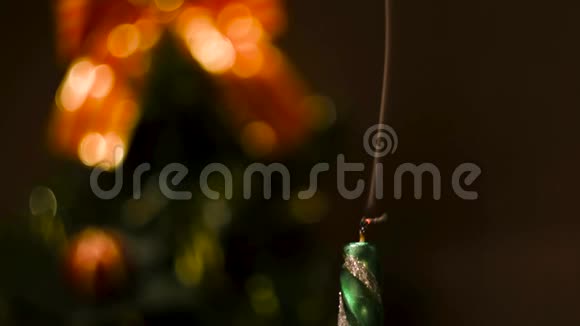 一支熄灭的蜡烛在模糊的背景上用装饰好的圣诞树点燃烟雾概念视频的预览图
