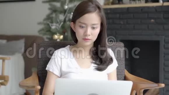 美丽的商业年轻的亚洲女性自由职业工作和社交网络在线显示笔记本电脑椅子视频的预览图