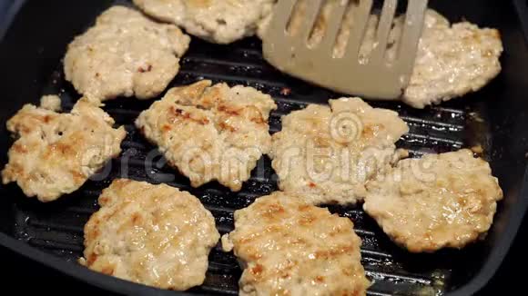 煎锅烤架上的炸切片烤油炸食品自制食品牛肉的制作视频的预览图
