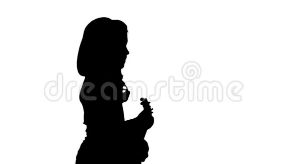 剪影一个小女孩手里拿着四弦琴走路视频的预览图