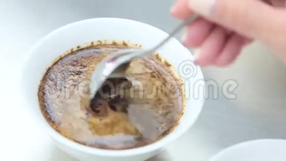 咖啡师正在煮咖啡视频的预览图