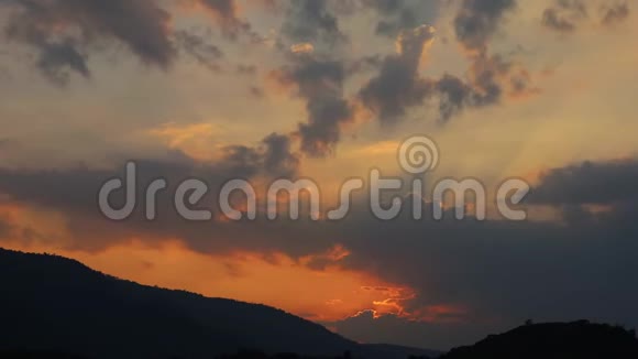 时间流逝的阳光照在山顶后用于自然设计视频的预览图