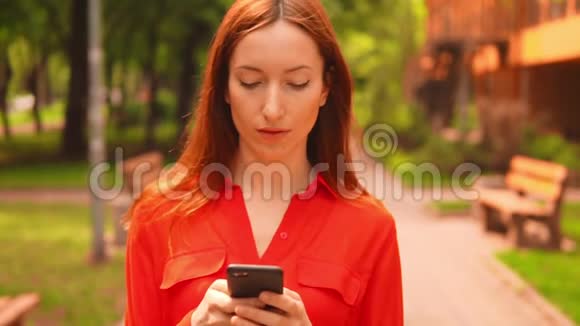 特写白种人女性通过户外移动在线聊天视频的预览图