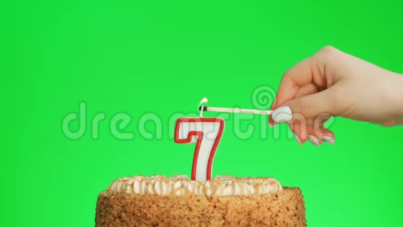 在美味的蛋糕上点燃七号生日蜡烛绿色屏幕7视频的预览图