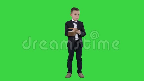 回到学校小男孩把想法放在绿色屏幕上色度键视频的预览图