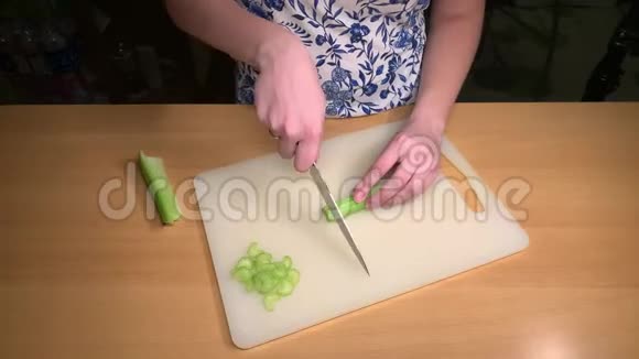 女孩在砧板上切芹菜视频的预览图
