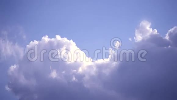 蓝天上的云运动视频的预览图